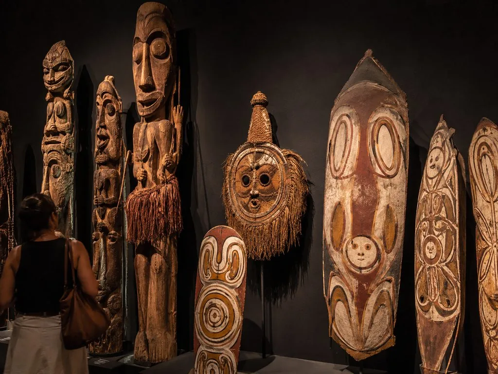 Oceania section of the Musée du quai Branly with Papuan carvings